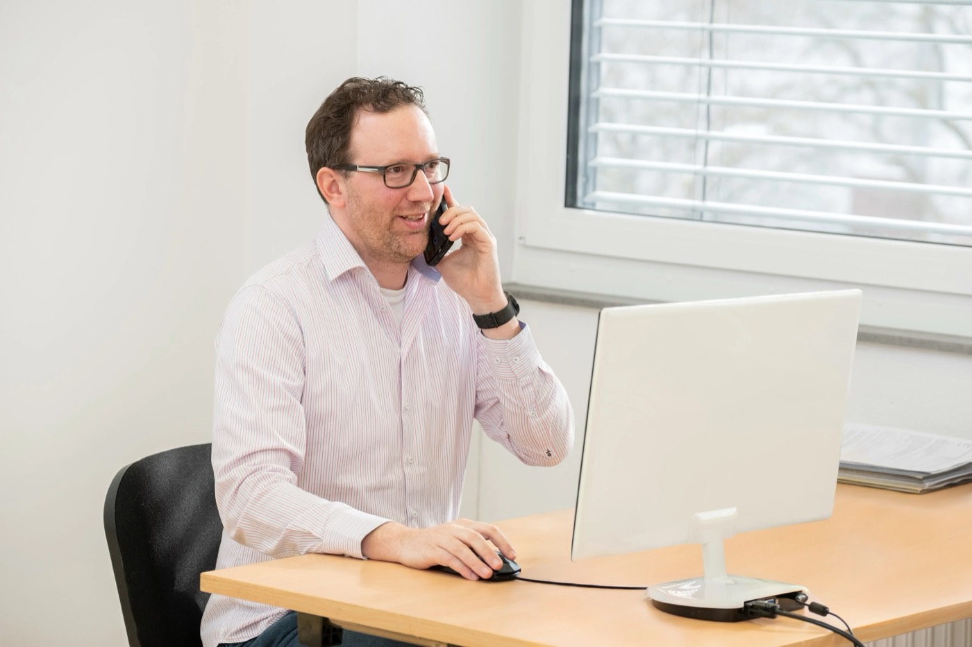 IPS-Mitarbeiter am Telefon im Büro